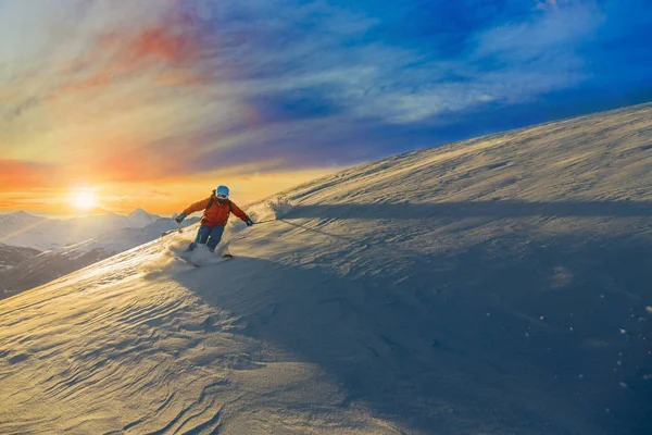İsviçre 'nin ünlü dağlarının muhteşem manzarasıyla kayak yapmak. Güzel kar dağı kalesinde. Madde boynuzu ve Dent d 'Herens. Önde Büyük Çöl Buzulu..
