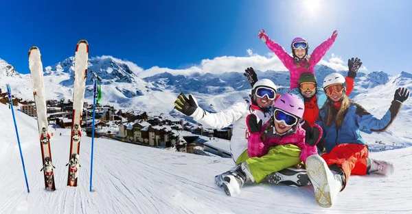 Felice Famiglia Godendo Vacanze Invernali Nella Località Sciistica Giocare Con — Foto Stock