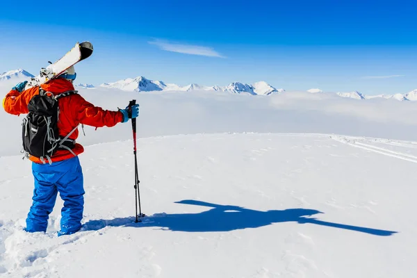 Lyžování Zimním Období Hory Lyžařské Turné Muž Vrcholu Slunečného Dne — Stock fotografie
