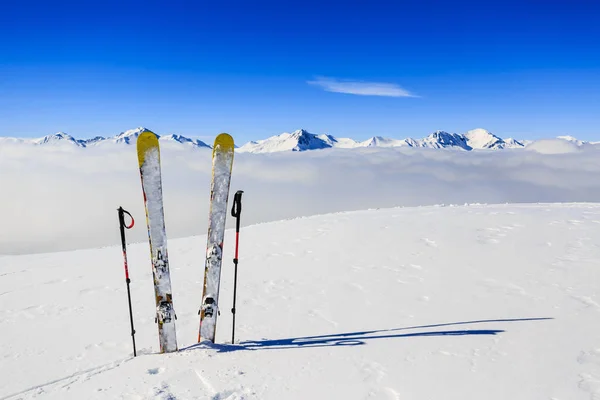 冬天的滑雪季节 山顶上的高山和滑雪场设备在阳光灿烂的法国 阿尔卑斯山高耸入云 — 图库照片