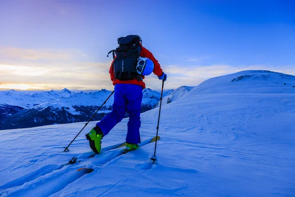 Skidåkning Med Fantastisk Utsikt Över Schweiziska Berömda Berg Vacker Vinter — Stockfoto