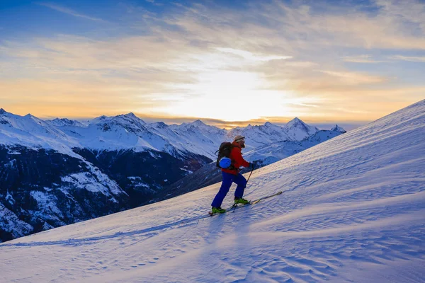 Skidåkning Med Fantastisk Utsikt Över Schweiziska Berömda Berg Vacker Vinter — Stockfoto