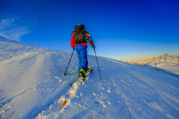 在美丽的冬雪中 滑行在美丽的冬雪山堡中 尽收眼底 尽收眼底 尽收眼底 马特霍恩号和登特赫伦斯号大沙漠冰川的前景 — 图库照片