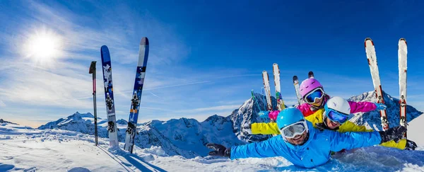 Glückliche Familie Die Winterurlaub Den Bergen Genießt Spiel Mit Schnee — Stockfoto