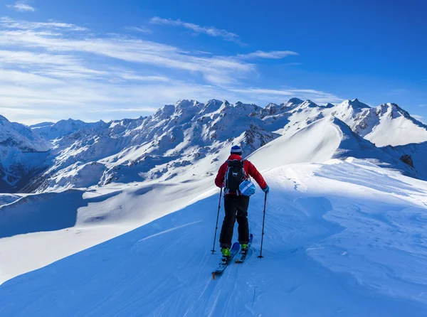 İsviçre 'nin ünlü dağlarının muhteşem manzarasıyla kayak yapmak. Güzel kar dağı kalesinde. Madde boynuzu ve Dent d 'Herens. Önde Büyük Çöl Buzulu..