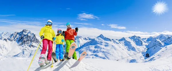 Familia Feliz Disfrutando Vacaciones Invierno Las Montañas Esquí Sol Nieve — Foto de Stock