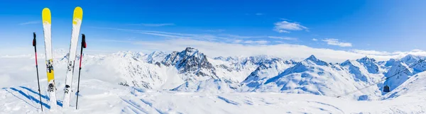 Ski Vintersæsonen Bjerge Ski Touring Udstyr Toppen Solrig Dag Frankrig - Stock-foto