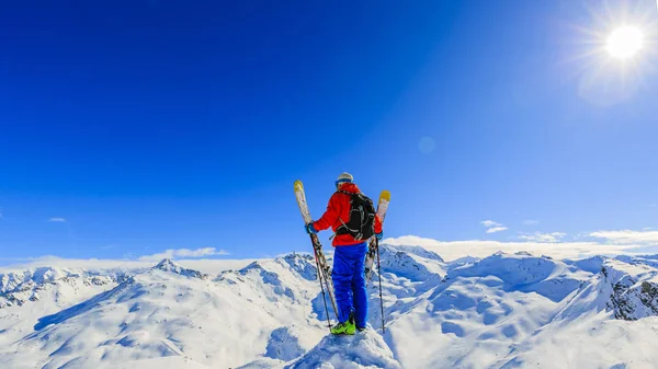 Ski Het Winterseizoen Bergen Ski Toerist Top Zonnige Dag Frankrijk — Stockfoto