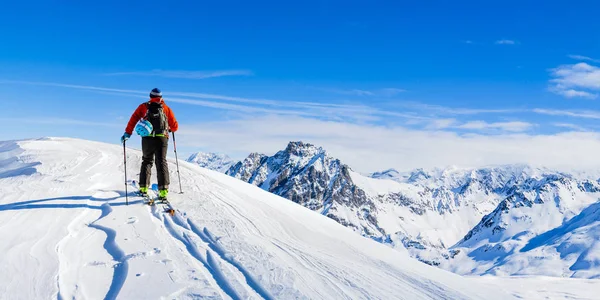 冬天的滑雪季节 山顶上的高山和滑雪者在阳光灿烂的法国 阿尔卑斯山高耸入云 — 图库照片