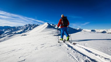 Güzel kış kar Mt Fort swiss ünlü dağlarının muhteşem manzaralı Kayak Ekipmanı. Skituring, backcountry taze toz karda kayak.