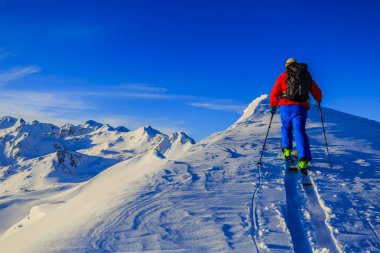 Güzel kış kar Mt Fort swiss ünlü dağlarının muhteşem manzaralı Kayak Ekipmanı. Skituring, backcountry taze toz karda kayak.