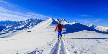 Güzel kış kar Mt Fort swiss ünlü dağlarının muhteşem manzaralı Kayak Ekipmanı. Skituring, backcountry taze toz karda kayak.