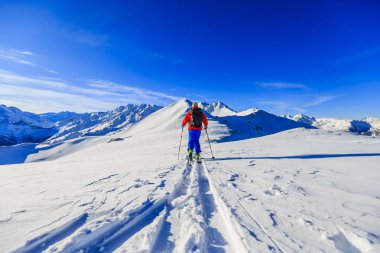Güzel kış kar Mt Fort swiss ünlü dağlarının muhteşem manzaralı Kayak Ekipmanı. Skituring, backcountry taze toz karda kayak.