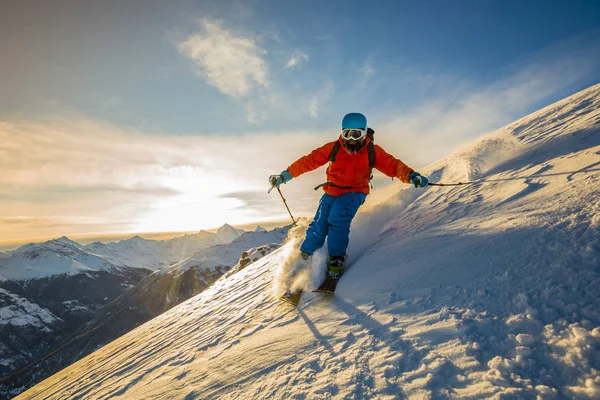 Bermain Ski Dengan Pemandangan Yang Menakjubkan Dari Pegunungan Terkenal Salju — Stok Foto