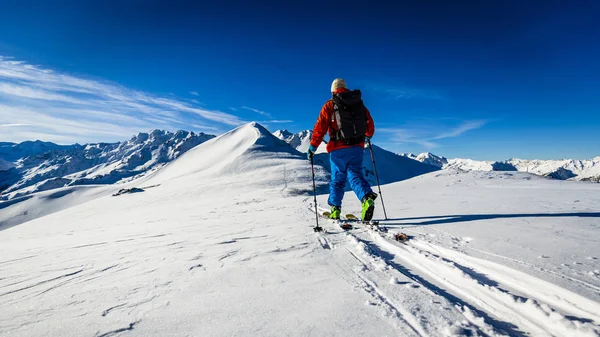 Ski Dengan Pemandangan Yang Menakjubkan Dari Pegunungan Terkenal Salju Musim — Stok Foto