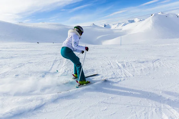 Menina Esqui Neve Dia Ensolarado Nas Montanhas Ski Inverno Seasonon — Fotografia de Stock