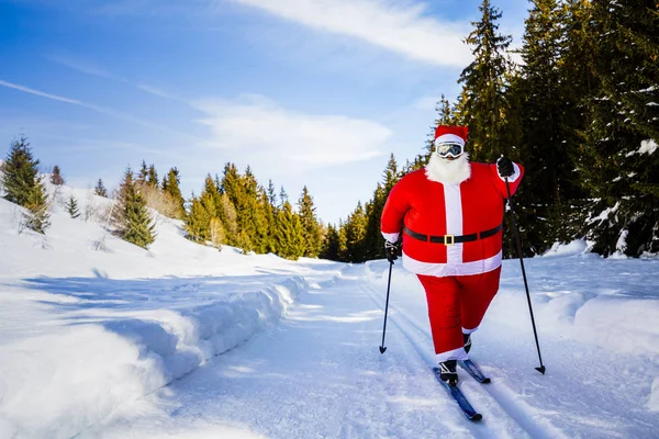 Kerstman Met Kerst Kostuums Met Klassieke Nordic Ski Besneeuwde Berg — Stockfoto