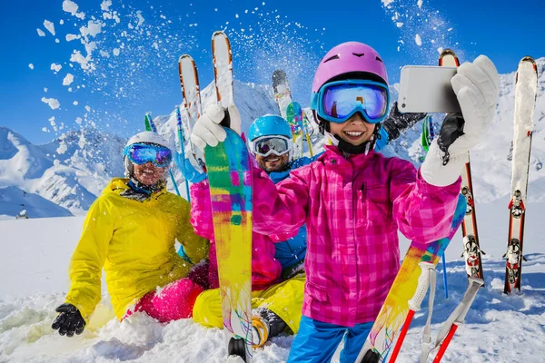 Dospívající Selfie Dívka Autoportrét Mobilním Telefonem Sportovní Lyžování Zábava Zimní — Stock fotografie