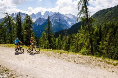 Dağ bisikleti kadın ve genç kız Dolomites, İtalya Nehri boyunca