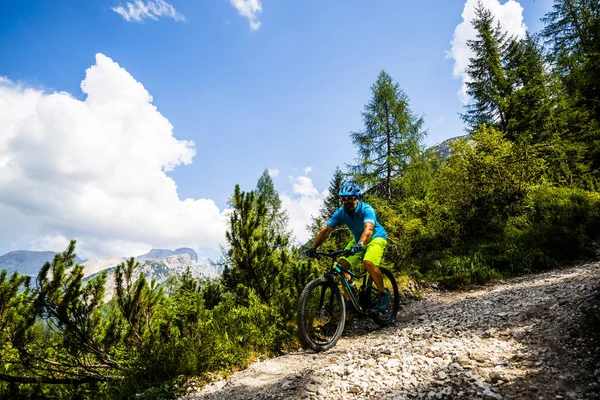 Tourist Cycling Cortina Ampezzo Stunning Rocky Mountains Background Man Riding — Stock Photo, Image