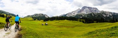Dağ Bisikletleri yolda, Cortina d'Ampezzo, Dolomites, İtalya Bisiklete binme çiftle