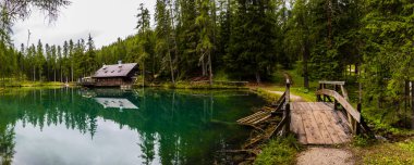 Ahşap köprü ve kabin Dolomites, İtalya Cortina d'Ampezzo yakınında harika zümrüt renginde Gölü