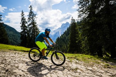 Rocky Dağları arka plan üzerinde çarpıcı turist Cortina d'Ampezzo, Bisiklete binme. MTB enduro akışı iz kişini. South Tyrol İtalya il, Dolomites.