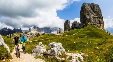 Turist Cinque Torri ve Tofana arka planda çarpıcı Cortina d'Ampezzo, Bisiklete binme. Kadın ve adam Mtb iz sürme. South Tyrol İtalya il, Dolomites.