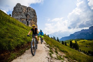 Çift Cortina d'Ampezzo, Cinque Torri ve Tofana arka planda çarpıcı Bisiklete binme. Kadın ve adam Mtb iz sürme. South Tyrol İtalya il, Dolomites.