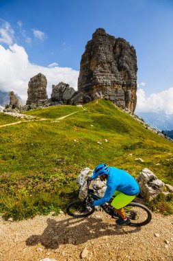 Turist Cinque Torri ve Tofana arka planda çarpıcı Cortina d'Ampezzo, Bisiklete binme. MTB enduro akışı iz kişini. South Tyrol İtalya il, Dolomites.