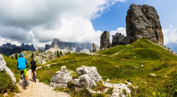 Turist Cinque Torri Tofana Arka Planda Çarpıcı Cortina Ampezzo Bisiklete — Stok fotoğraf