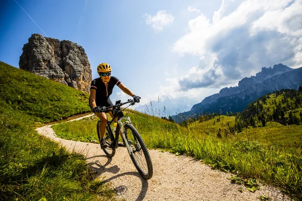 Mulher Pedalando Cortina Ampezzo Deslumbrante Cinque Torri Tofana Fundo Seguir — Fotografia de Stock