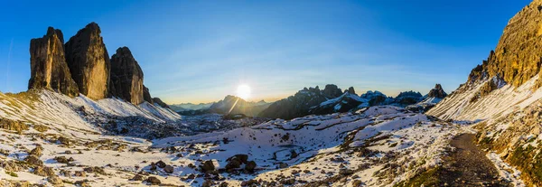 Cime Lavaredo가 이탈리아 유럽에서에서 Dolomites에에서 주위와 Zinnenin 파노라마 — 스톡 사진