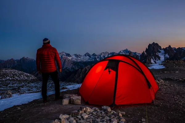 夜间露营在 Cime Lavaredo 元星级酒店在夜空下 红色照明帐篷通过在白云岩 意大利 — 图库照片