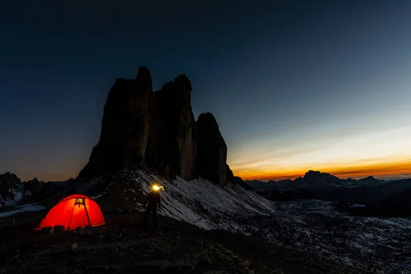 夜间露营在 Cime Lavaredo 元星级酒店在夜空下 Iluminated 帐篷通过在白云岩 意大利 — 图库照片