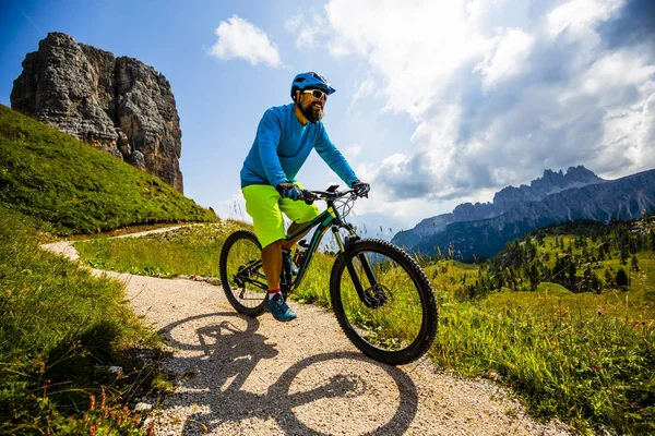Ciclismo Turístico Cortina Ampezzo Impresionante Cinque Torri Tofana Fondo Hombre —  Fotos de Stock