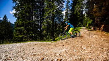 Rocky Dağları arka plan üzerinde çarpıcı turist Cortina d'Ampezzo, Bisiklete binme. MTB enduro akışı iz kişini. South Tyrol İtalya il, Dolomites.