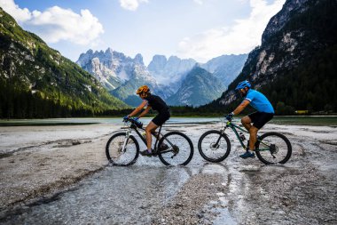 Dağ bisikleti çift ile bisiklet üzerinde parça, Cortina d'Ampezzo, Dolomites, İtalya