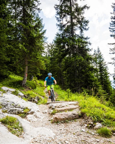 観光客 コルティーナ ダンペッツォでのサイクリングはロッキー山脈を背景に見事な Mtb エンデューロ流トレイルに乗って男 イタリア南チロル州 ドロミテ — ストック写真