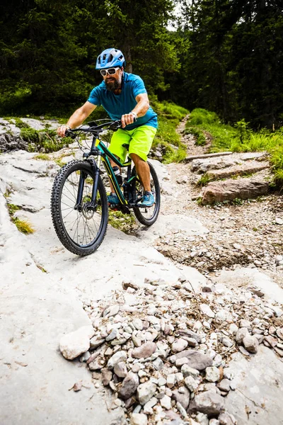 Tourist Cycling Cortina Ampezzo Stunning Rocky Mountains Background Человек Едет — стоковое фото