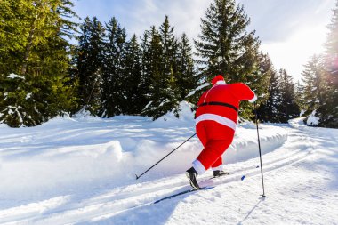 Noel Baba Noel giysileri ile klasik nordic Kayak karlı kış dağ kayak resort peyzaj içinde güneşli gün, yılbaşı ya da xmas ile geliyor.