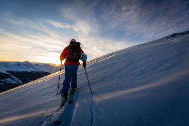 Güzel kış kar Mt Fort swiss ünlü dağlarının muhteşem manzaralı Kayak Ekipmanı. Skituring, backcountry taze toz karda kayak.