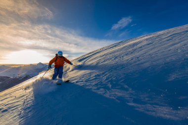 Güzel kış kar Mt Fort swiss ünlü dağlarının muhteşem manzaralı Kayak Ekipmanı. Skituring, backcountry taze toz karda kayak.