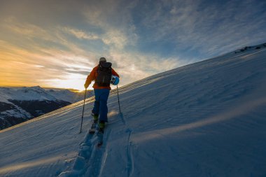 Güzel kış kar Mt Fort swiss ünlü dağlarının muhteşem manzaralı Kayak Ekipmanı. Skituring, backcountry taze toz karda kayak.