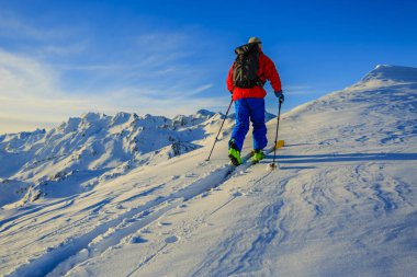 Güzel kış kar Mt Fort swiss ünlü dağlarının muhteşem manzaralı Kayak Ekipmanı. Skituring, backcountry taze toz karda kayak.