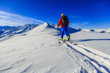 Güzel kış kar Mt Fort swiss ünlü dağlarının muhteşem manzaralı Kayak Ekipmanı. Skituring, backcountry taze toz karda kayak.