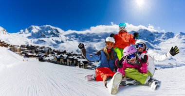 Mutlu bir aile dağlarda kış tatilinin tadını çıkarıyor Val Thorens, 3 vadi, Fransa. Yüksek dağlarda kar ve güneşle oynamak. Kış tatili.