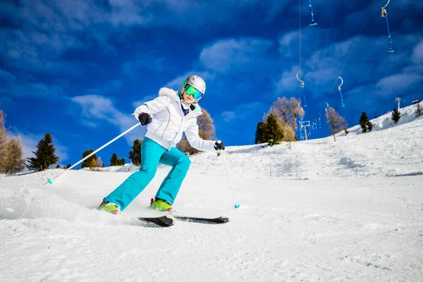 Chica Esquí Nieve Día Soleado Las Montañas Esquí Temporada Invierno —  Fotos de Stock