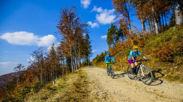 サイクリング サイクル上の山のバイカー カップルは秋の森のトレイルします 秋の風景森で自転車に乗る山 男と女の Mtb 流れ上り坂道をサイクリング — ストック写真