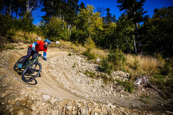 Dağ Motorcu Dağ Manzara Orman Erken Ilkbaharda Üzerinde Bisiklete Binmek — Stok fotoğraf